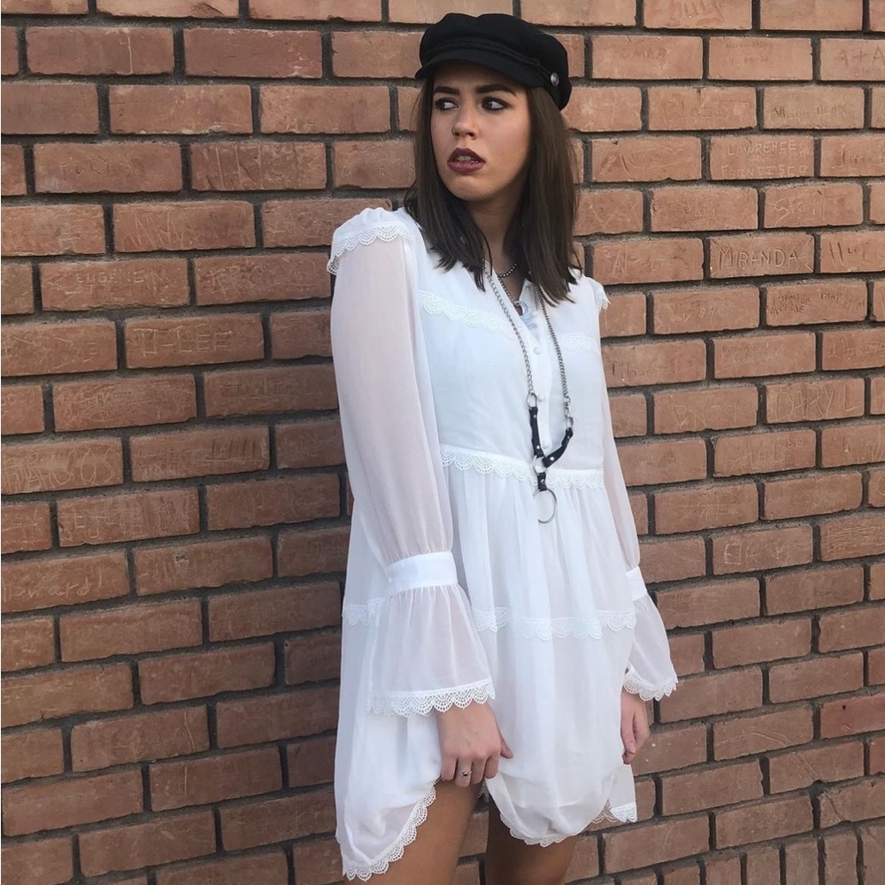 Suorang off white dress with lace details.